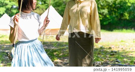 ブランコで遊ぶ女性とテント ブランコで遊ぶ女性とテント 141995059