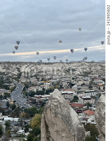 カッパドキアのギョレメの町並みと気球_ トルコ_カッパドキア_ Göreme カッパドキアのギョレメの町並みと気球_ トルコ_カッパドキア_ Göreme 141995602