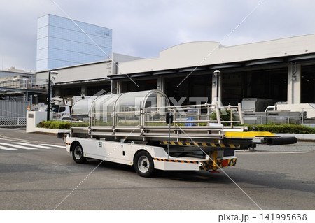 飛行機へ荷物を搭載する車両、ベルトローダー 飛行機へ荷物を搭載する車両、ベルトローダー 141995638