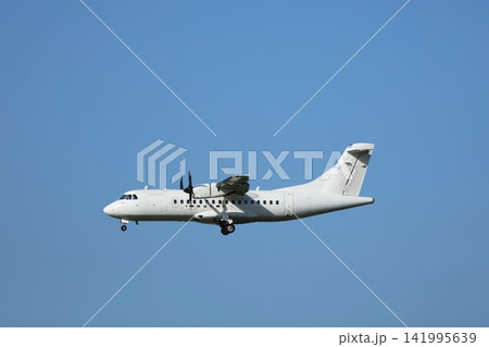 青空の中を飛ぶATR-42型プロペラ旅客機 青空の中を飛ぶATR-42型プロペラ旅客機 141995639