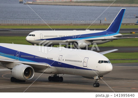 羽田空港の誘導路を走行する2機の飛行機 羽田空港の誘導路を走行する2機の飛行機 141995640