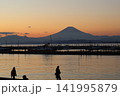 夕方の江の島から見た富士山 141995879
