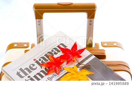 秋旅のバゲージに英字新聞＆紅葉 141995889