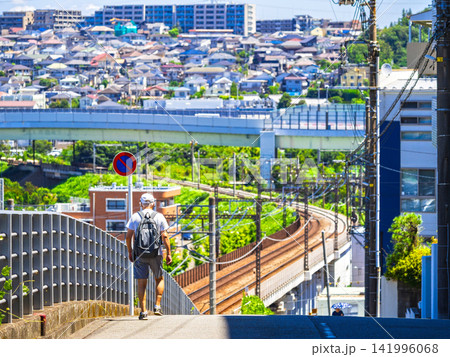 郊外の住宅地 坂のある町イメージ 横浜 郊外の住宅地 坂のある町イメージ 横浜 141996068