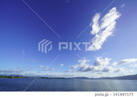 青い空と琵琶湖 青い空と琵琶湖 141997175
