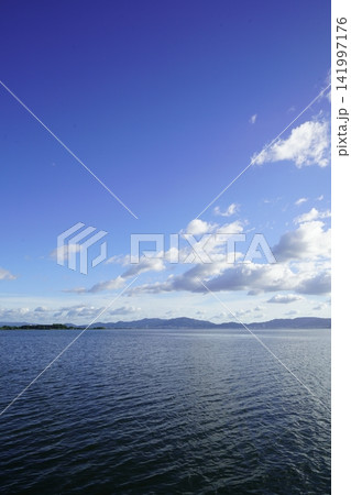 青い空と琵琶湖 青い空と琵琶湖 141997176