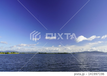 青い空と琵琶湖 青い空と琵琶湖 141997196