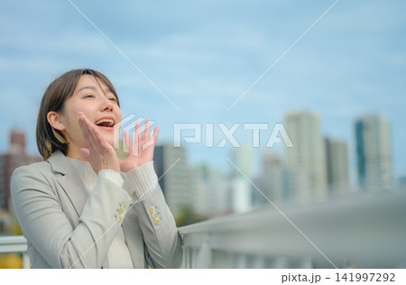 街中で叫ぶ女性 141997292