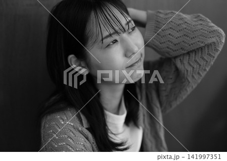 悩む女性イメージ　白黒 141997351