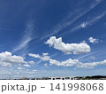 青空に浮かぶ白い雲と住宅街 141998068