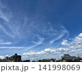 住宅街と白い雲が広がる夏の青空 141998069