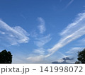 青空に広がる白い薄雲と夕暮れの街 141998072