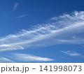 青空に幾重にも広がる雲 141998073