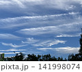 青空に広がる柔らかな白い雲 141998074