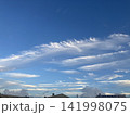 青空に広がる白い巻雲と夏の雲 141998075