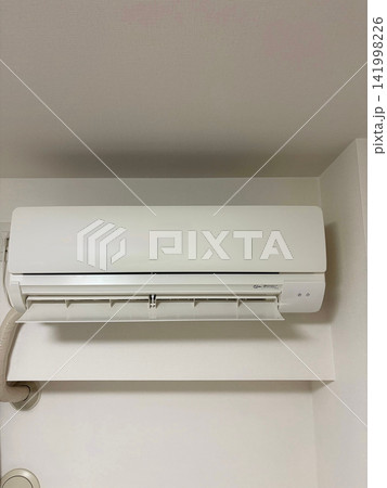風向きルーバーを開いた家庭用エアコンの室内機 風向きルーバーを開いた家庭用エアコンの室内機 141998226