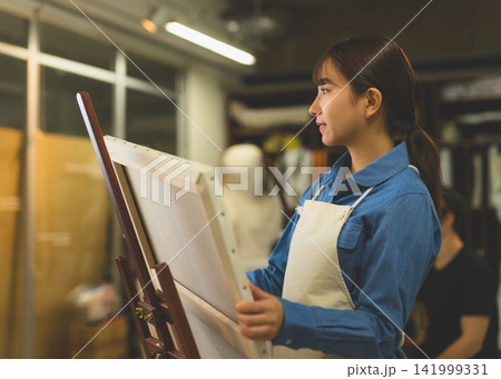 絵画制作に集中する若い女性 絵画制作に集中する若い女性 141999331