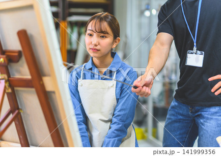 絵画教室で指導を受ける女性 絵画教室で指導を受ける女性 141999356
