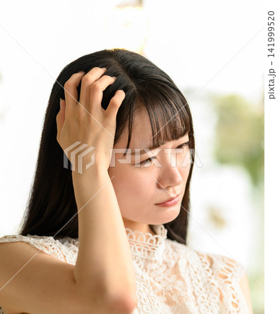 悩む若い日本人女性 悩む若い日本人女性 141999520