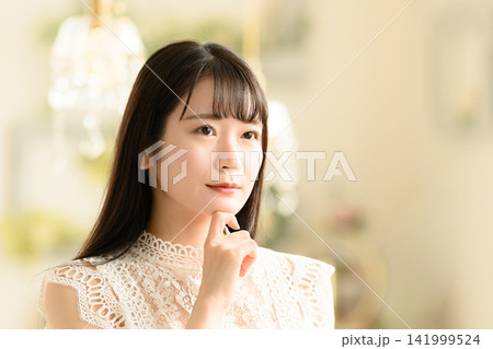 考え込む若い日本人女性 考え込む若い日本人女性 141999524