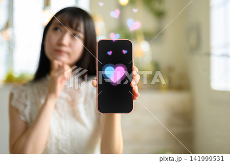 スマホ画面に表示されたハートマーク スマホ画面に表示されたハートマーク 141999531