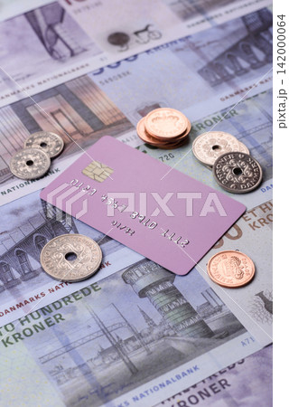 A credit card for contactless cashless payments via a terminal or online. A credit card A credit card for contactless cashless payments via a terminal or online. A credit card 142000064