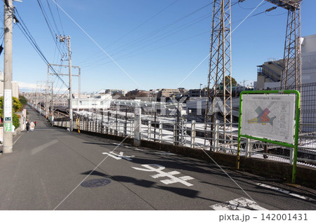 鷺沼駅ホームと東京メトロ車両管理所 鷺沼駅ホームと東京メトロ車両管理所 142001431