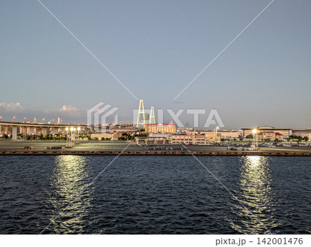 夕暮れの名古屋港フェリー埠頭 夕暮れの名古屋港フェリー埠頭 142001476