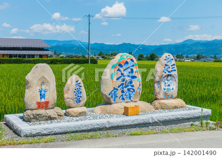 道祖神や二十三夜塔などが並ぶ田園風景【安曇野市堀金】 142001490