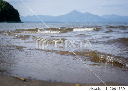 猪苗代湖湖畔の浜に打ち寄せる波 142001580