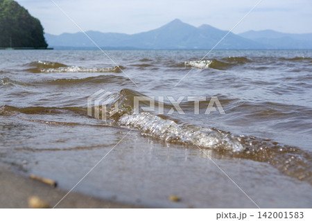 猪苗代湖湖畔の浜に打ち寄せる波 142001583