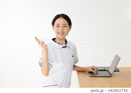 白衣を着た女性 142001756