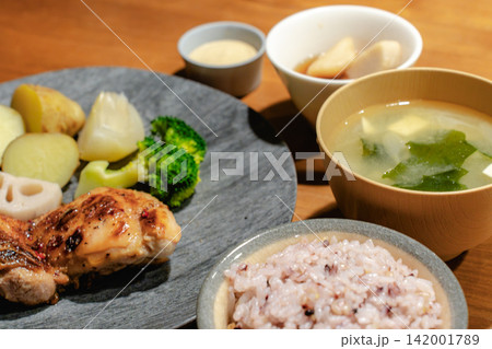 木製テーブルの上のヘルシーな和風定食 木製テーブルの上のヘルシーな和風定食 142001789