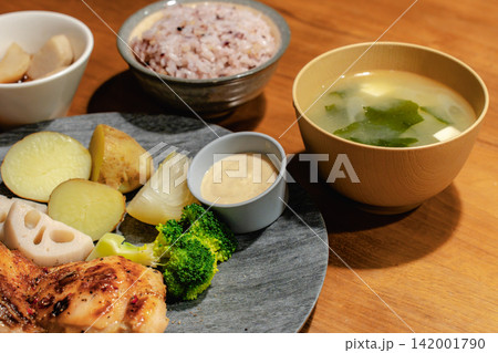 バランスの取れた鶏肉と野菜の和風定食 バランスの取れた鶏肉と野菜の和風定食 142001790