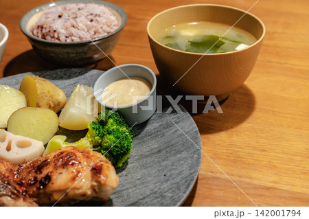 温かい雰囲気の食卓に並ぶ和風定食 温かい雰囲気の食卓に並ぶ和風定食 142001794
