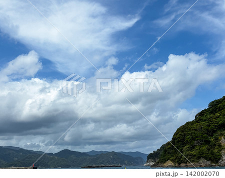 青空と力強い雲が広がる海岸線の風景と緑豊かな山々 青空と力強い雲が広がる海岸線の風景と緑豊かな山々 142002070