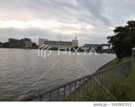 夕日に染まる海辺の町 142002351