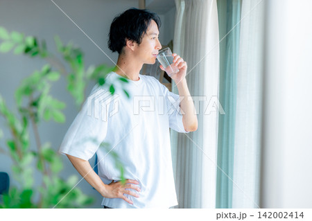 水を飲む男性 水を飲む男性 142002414