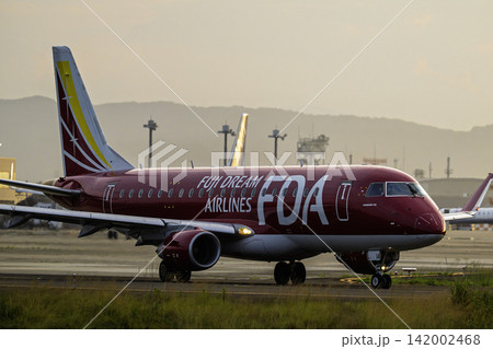 夕暮れの仙台空港 タキシング中の飛行機 27から 宮城県名取市 夕暮れの仙台空港 タキシング中の飛行機 27から 宮城県名取市 142002468