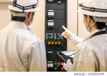 工場施設で働く作業員 工場施設で働く作業員 142002504