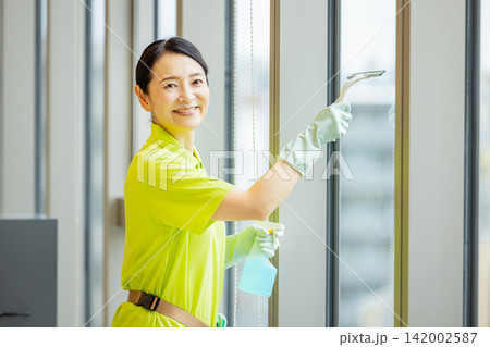 清掃する女性 清掃する女性 142002587