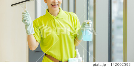 清掃する女性 清掃する女性 142002593