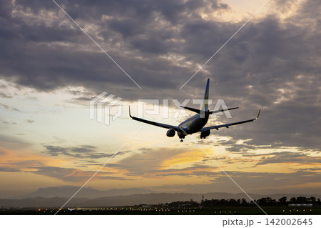 夕暮れの仙台空港　着陸中の飛行機　27から　宮城県名取市 142002645