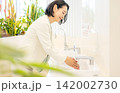 オフィスで手を洗う50代のビジネスウーマン 142002730