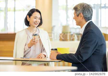 カフェで会話を楽しむシニア夫婦のライフスタイル カフェで会話を楽しむシニア夫婦のライフスタイル 142002870
