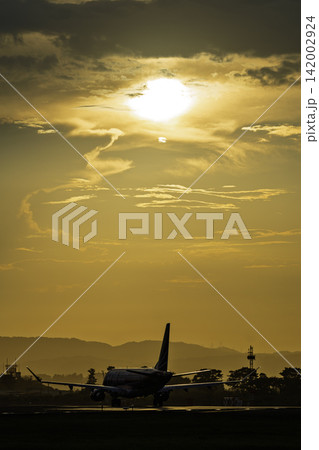 夕暮れの仙台空港 離陸中の飛行機 27から 宮城県名取市 夕暮れの仙台空港 離陸中の飛行機 27から 宮城県名取市 142002924