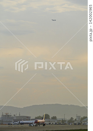 夕暮れの仙台空港　飛行機とトーイングトラクター　宮城県名取市 142002965