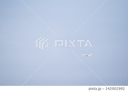 夕暮れの仙台空港　離陸した飛行機　27から　宮城県名取市 142002992
