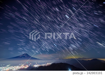 三ツ峠から見る富士山と沈む冬の星座 三ツ峠から見る富士山と沈む冬の星座 142003101