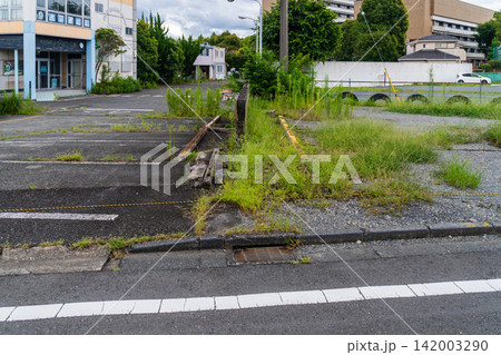 スポーツクラブ撤退後の建物と駐車場跡 スポーツクラブ撤退後の建物と駐車場跡 142003290